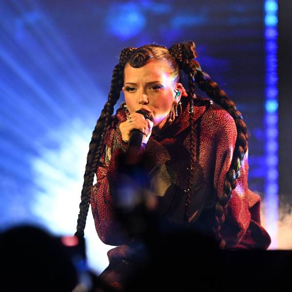 05.12.2024, Nordrhein-Westfalen, Bielefeld: Sängerin Nina Chuba steht bei der Verleihung des Musikpreises «1Live Krone» im Lokschuppen Bielefeld auf der Bühne und singt. Der Preis wird zum 25. Mal verliehen. Foto: David Inderlied/dpa +++ dpa-Bildfunk +++