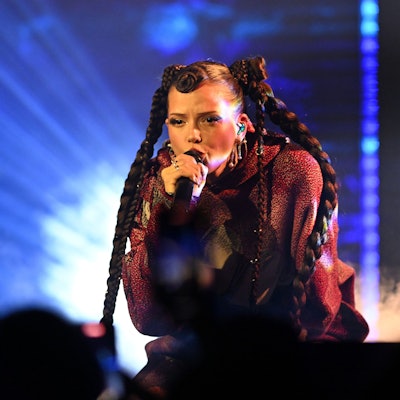 05.12.2024, Nordrhein-Westfalen, Bielefeld: Sängerin Nina Chuba steht bei der Verleihung des Musikpreises «1Live Krone» im Lokschuppen Bielefeld auf der Bühne und singt. Der Preis wird zum 25. Mal verliehen. Foto: David Inderlied/dpa +++ dpa-Bildfunk +++