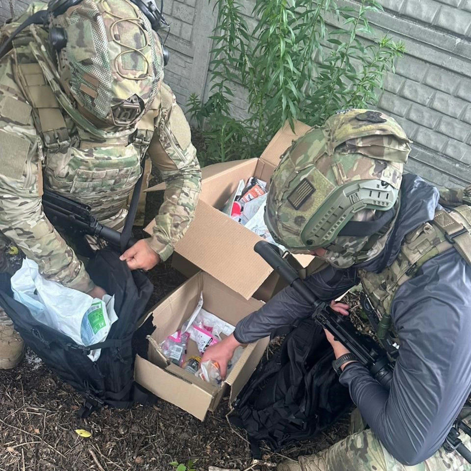 Soldaten packen in Charkiw die Kisten mit medizinischen Hilfsgütern aus Oberberg aus.