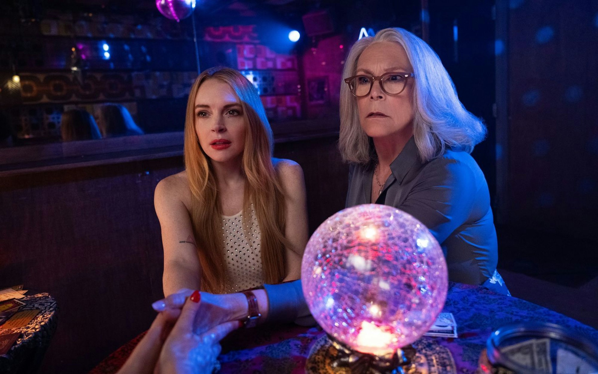 Zwischen Lindsay Lohan (links) und Jamie Lee Curtis entstand bei den Dreharbeiten zu „Freaky Friday“ eine enge Freundschaft, über 20 Jahre später standen sie nun für das Sequel „Freakier Friday“ erneut gemeinsam vor der Kamera. (Bild: 2025 Disney Enterprises/Glen Wilson)