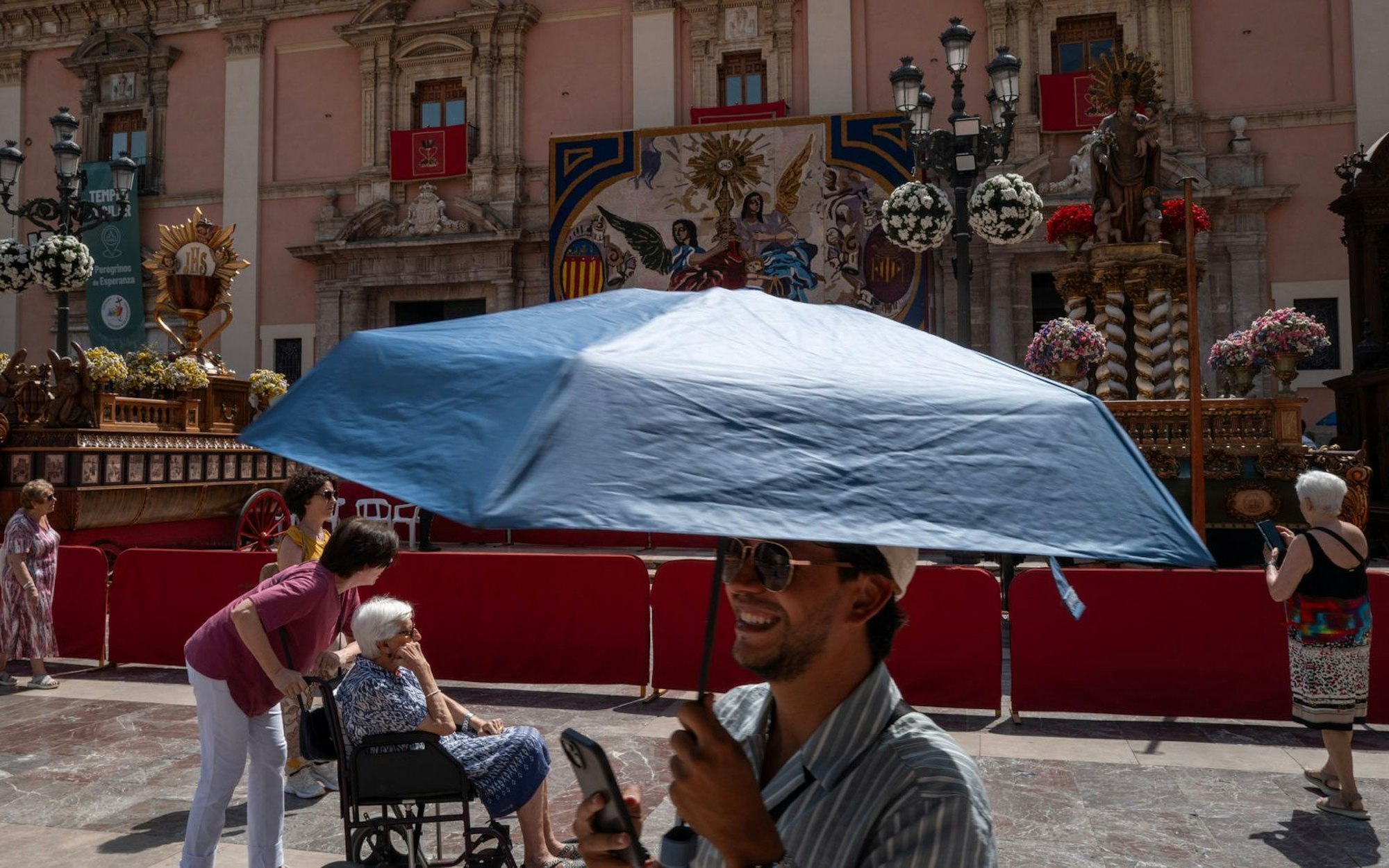 In Spanien versuchen sich die Menschen unter anderem mit Regenschirmen vor der Hitze zu schützen. (Bild: 2025 Getty Images)
