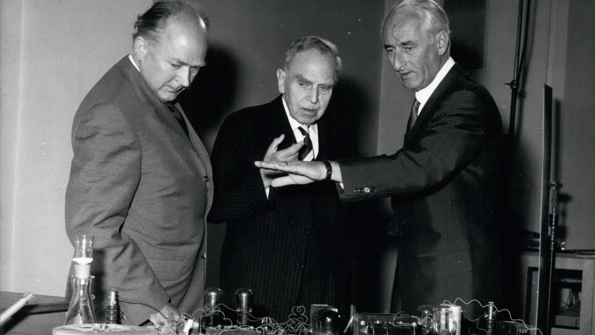 Sehenswürdigkeiten / Denkmäler / Monumente / Museen / Parks / Statuen 6. Juni 1962 - Professor Hahn rekonstruierte einen historischen Moment: Auf dem Rückweg vom Nobelpreisträgertreffen in Lindau besuchte Professor Otto Hahn am 30. Juni 1962 das Deutsche Museum in München, um dort einen historischen Moment zu rekonstruieren. An der sehr einfachen Apparatur, die sich heute im Museum befindet, demonstrierte Prof. Hahn noch einmal, wie er im Dezember 1938 mit Hilfe seines Kollegen Fritz Strassmann links die Zerlegung des Urans durch Neutronen erforschte. Prof. Hahns Entdeckung legte den Grundstein für die spätere technische Nutzung der Atomenergie. Rechts im Bild: Prof. Haber, der diesen bedeutenden Moment für das Fernsehen in Bilder PUBLICATIONxINxGERxAUTxSUIxLIExLUXxONLY Copyright: xUnitedxArchivesx/xkpaxKeystonex 19620606_baf_k09_123