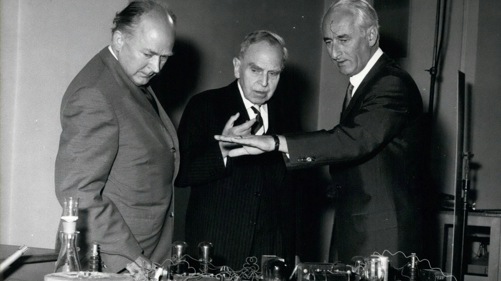 Sehenswürdigkeiten / Denkmäler / Monumente / Museen / Parks / Statuen 6. Juni 1962 - Professor Hahn rekonstruierte einen historischen Moment: Auf dem Rückweg vom Nobelpreisträgertreffen in Lindau besuchte Professor Otto Hahn am 30. Juni 1962 das Deutsche Museum in München, um dort einen historischen Moment zu rekonstruieren. An der sehr einfachen Apparatur, die sich heute im Museum befindet, demonstrierte Prof. Hahn noch einmal, wie er im Dezember 1938 mit Hilfe seines Kollegen Fritz Strassmann links die Zerlegung des Urans durch Neutronen erforschte. Prof. Hahns Entdeckung legte den Grundstein für die spätere technische Nutzung der Atomenergie. Rechts im Bild: Prof. Haber, der diesen bedeutenden Moment für das Fernsehen in Bilder PUBLICATIONxINxGERxAUTxSUIxLIExLUXxONLY Copyright: xUnitedxArchivesx/xkpaxKeystonex 19620606_baf_k09_123