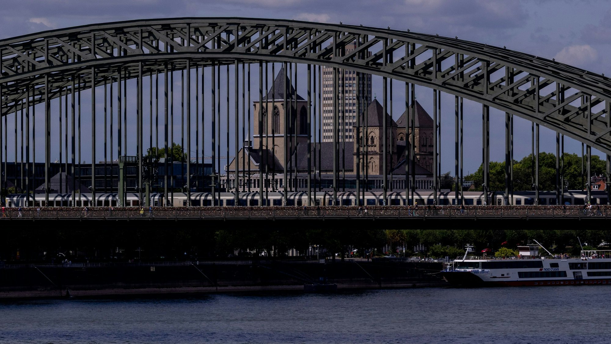 Die Hohenzollernbrücke am Deutzer Rheinufer in Köln