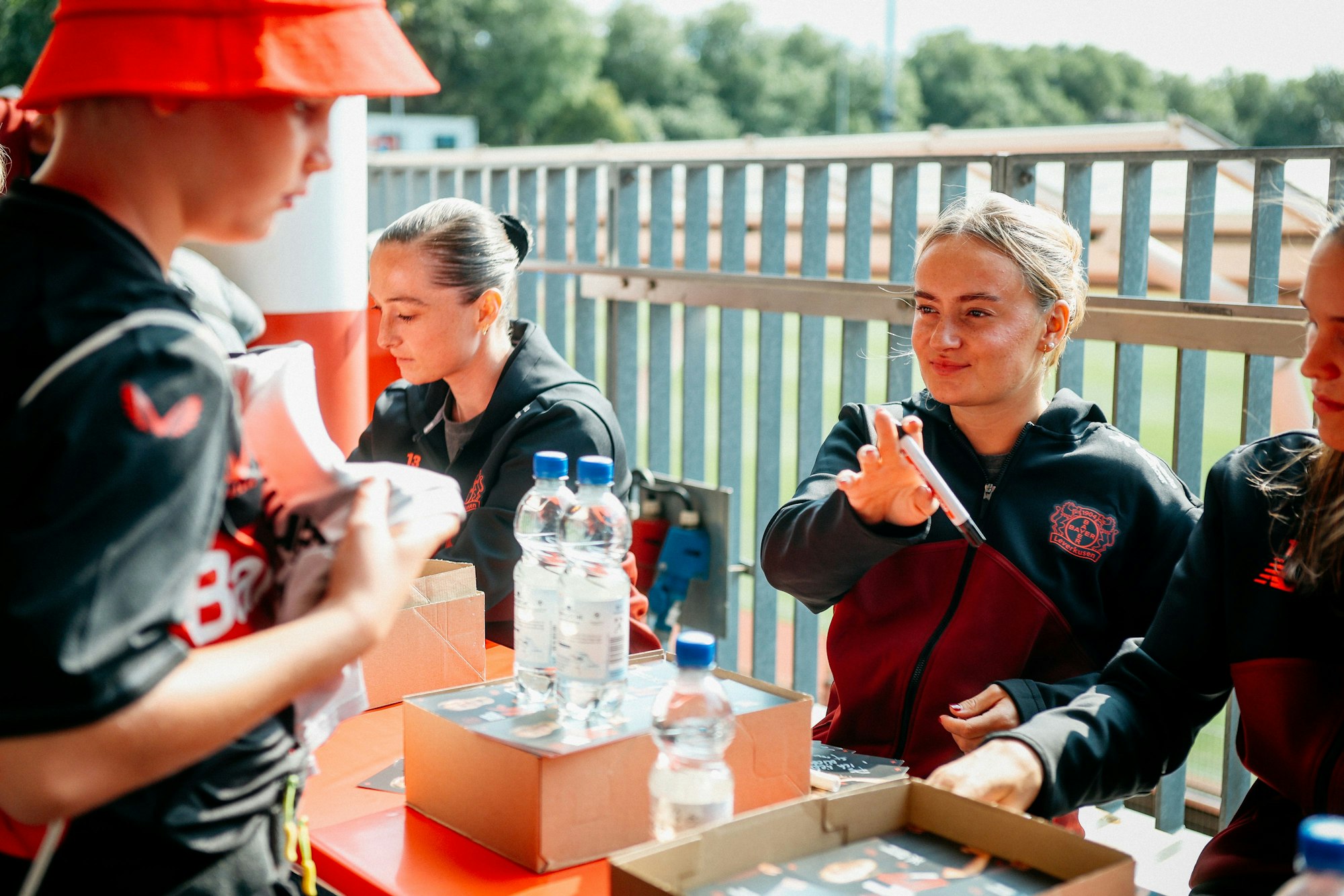 Die Bayer-04-Frauen gaben Autogramme.