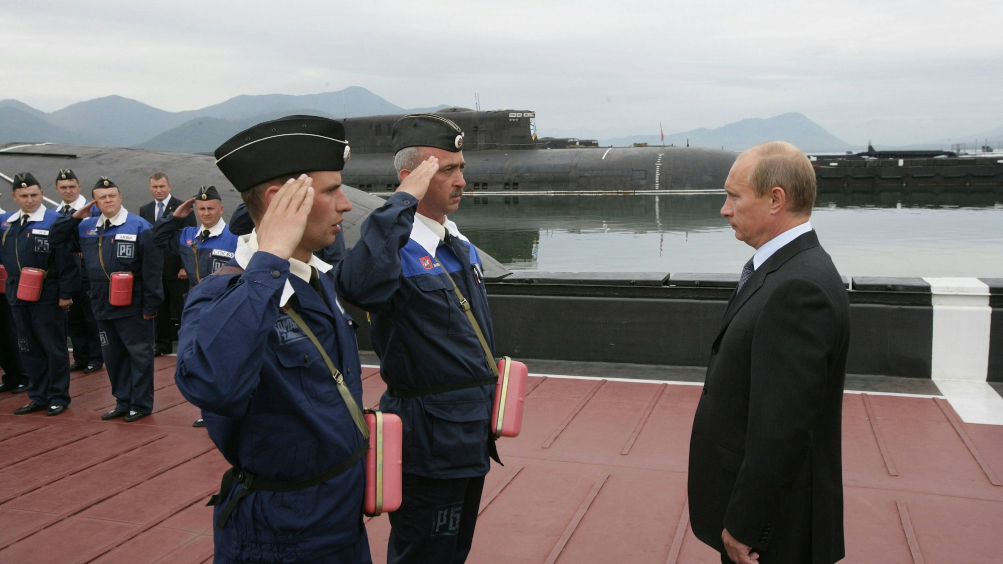 Wladimir Putin bei einem Besuch auf dem Atom-U-Boot-Stützpunkt in Rybachiy im Jahr 2007 (Archivbild).