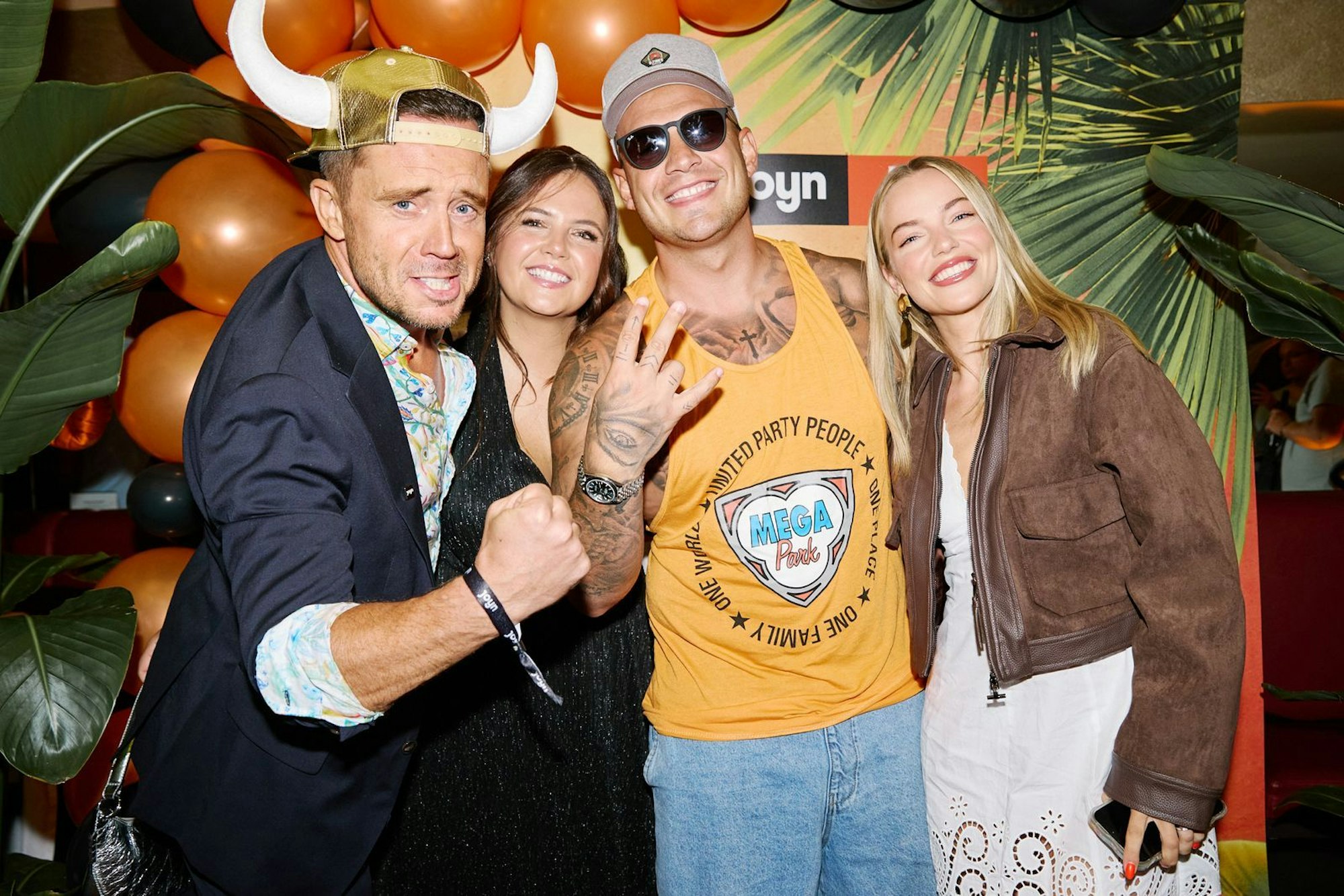 Bei der Serienpremiere in Köln begrüften „Die Büffels“ auch Pietro Lombardi (Zweiter von rechts) und dessen Freundin
Laura Maria Rypa (rechts). (Bild: Kabel Eins/Svenja Blobel)