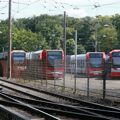 Straßenbahnen stehen vor der Nordtribüne am Müngersdorfer Stadion.