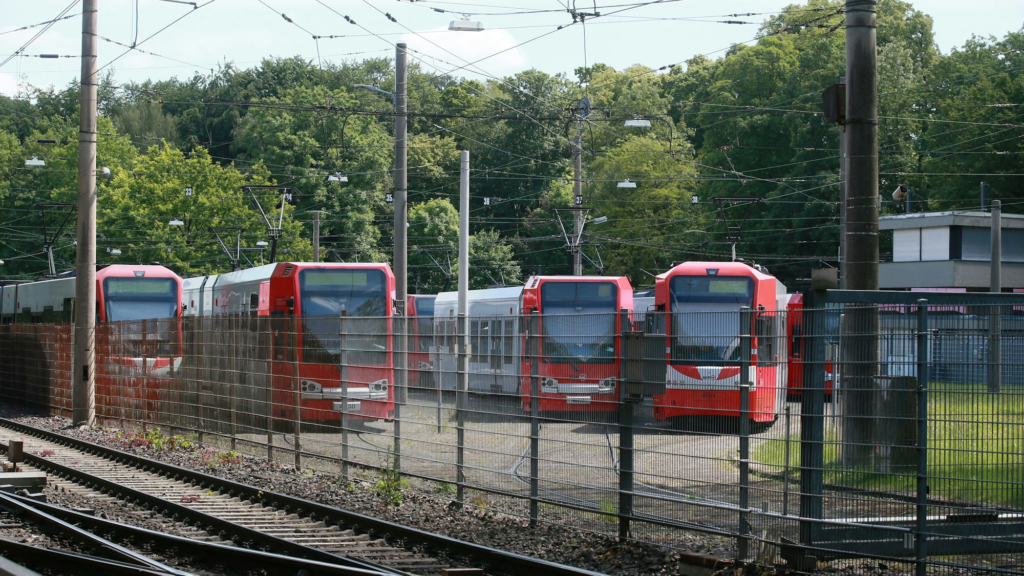 Straßenbahnen stehen vor der Nordtribüne am Müngersdorfer Stadion.