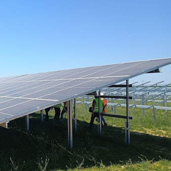 Zwischen Bedburg und Jüchen entstehen an der Autobahn 44n neue Photovoltaikanlage von RWE. Das Bild zeigt die Solarpanels.
