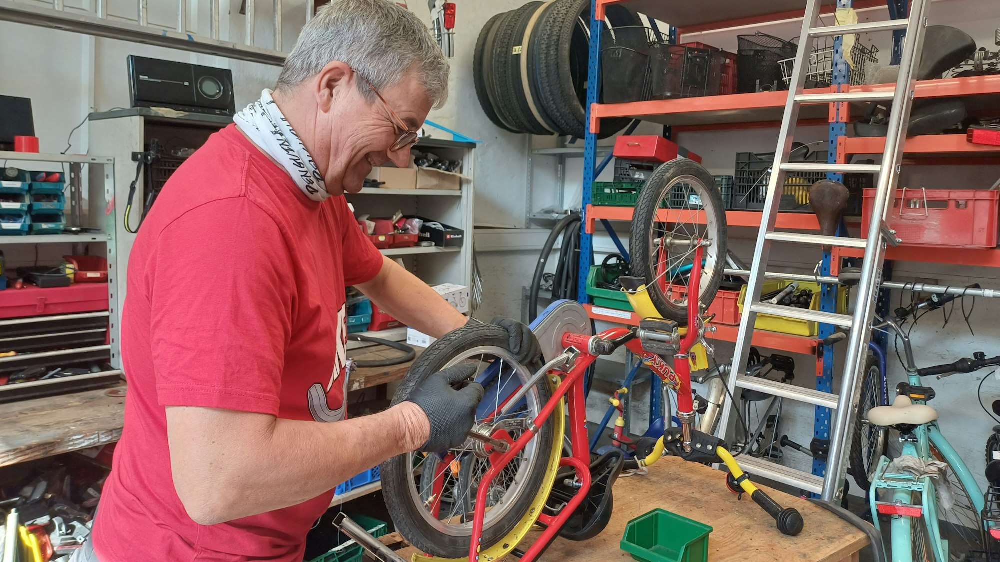 Martin Kelling repariert ein gespendetes Kinderfahrrad.