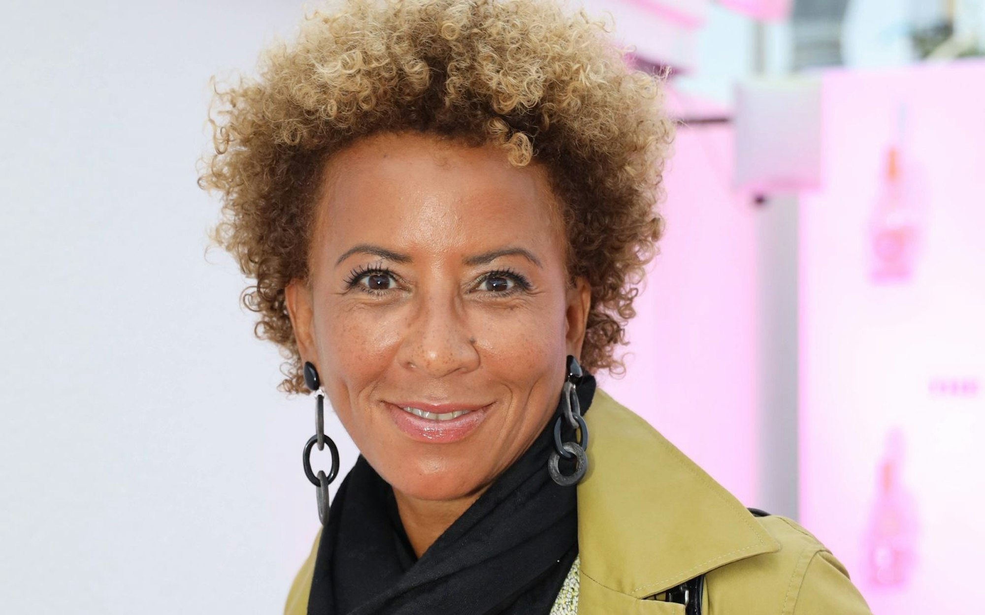 Arabella Kiesbauer ist die neue Moderatorin von „Bares für Rares Österreich“. (Bild: IMAGO / SKATA)