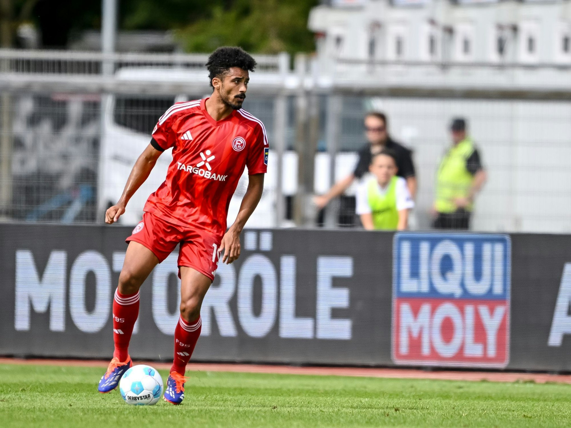 Fortuna Düsseldorfs Emmanuel Iyoha kann derzeit nicht eingreifen.