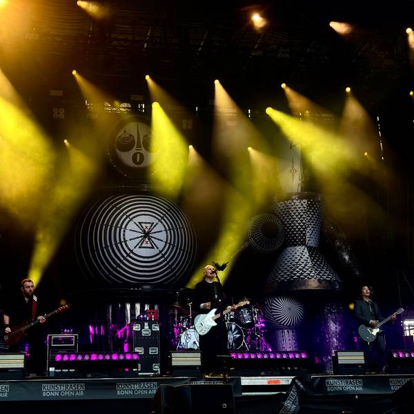 Das Bild zeigt die Band The Smashing Pumpkins bei ihrem Auftritt in Bonn am 5.8.2025. Foto: Kevin Goonewardena