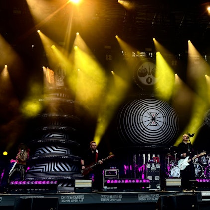 Das Bild zeigt die Band The Smashing Pumpkins bei ihrem Auftritt in Bonn am 5.8.2025. Foto: Kevin Goonewardena