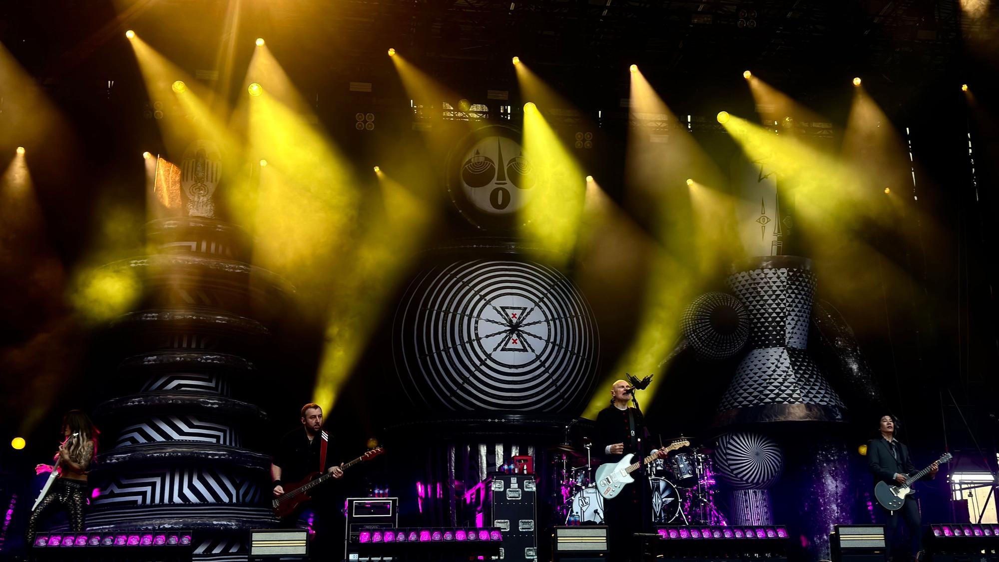 Das Bild zeigt die Band The Smashing Pumpkins bei ihrem Auftritt in Bonn am 5.8.2025. Foto: Kevin Goonewardena
