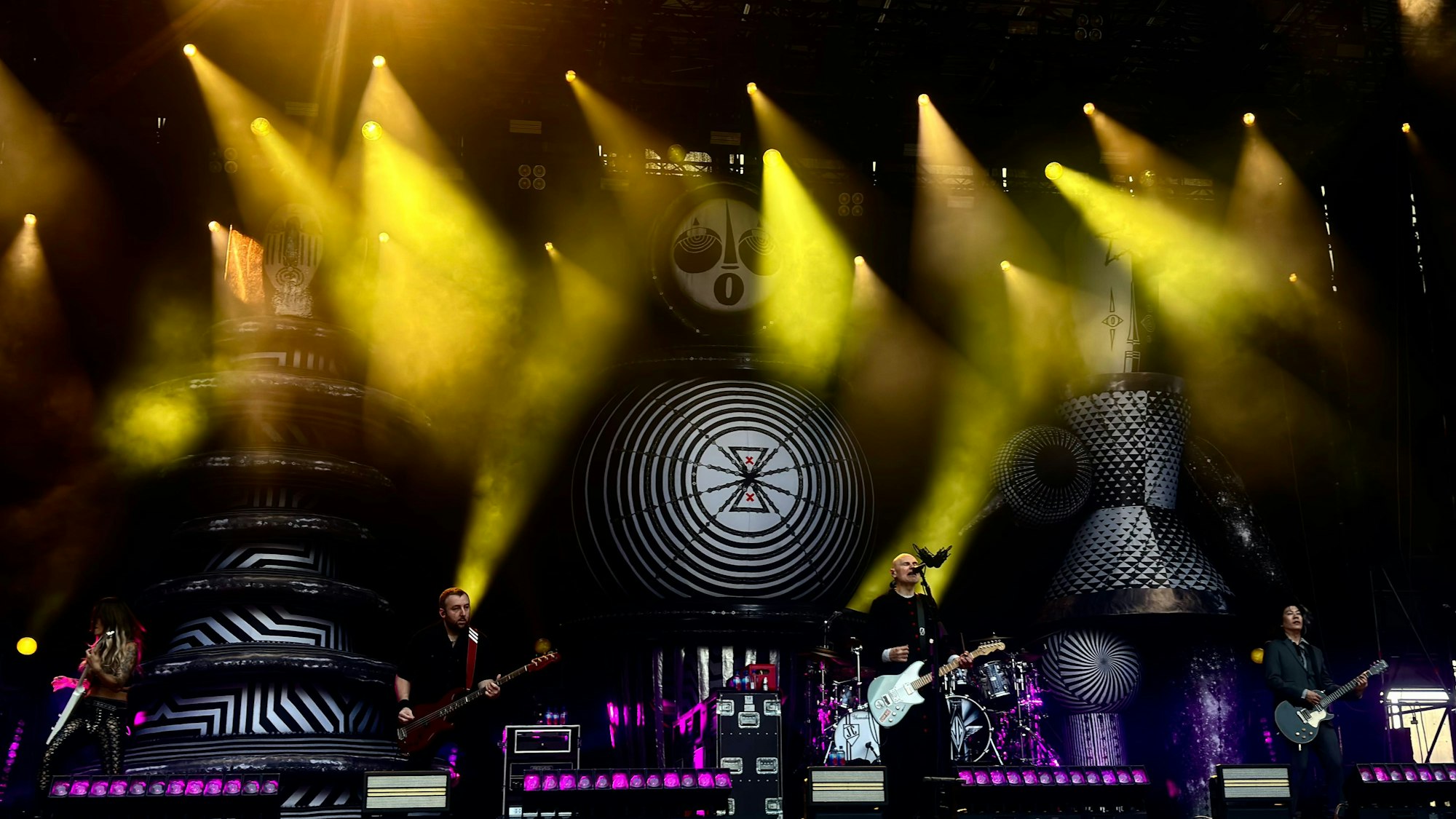 Das Bild zeigt die Band The Smashing Pumpkins bei ihrem Auftritt in Bonn am 5.8.2025. Foto: Kevin Goonewardena