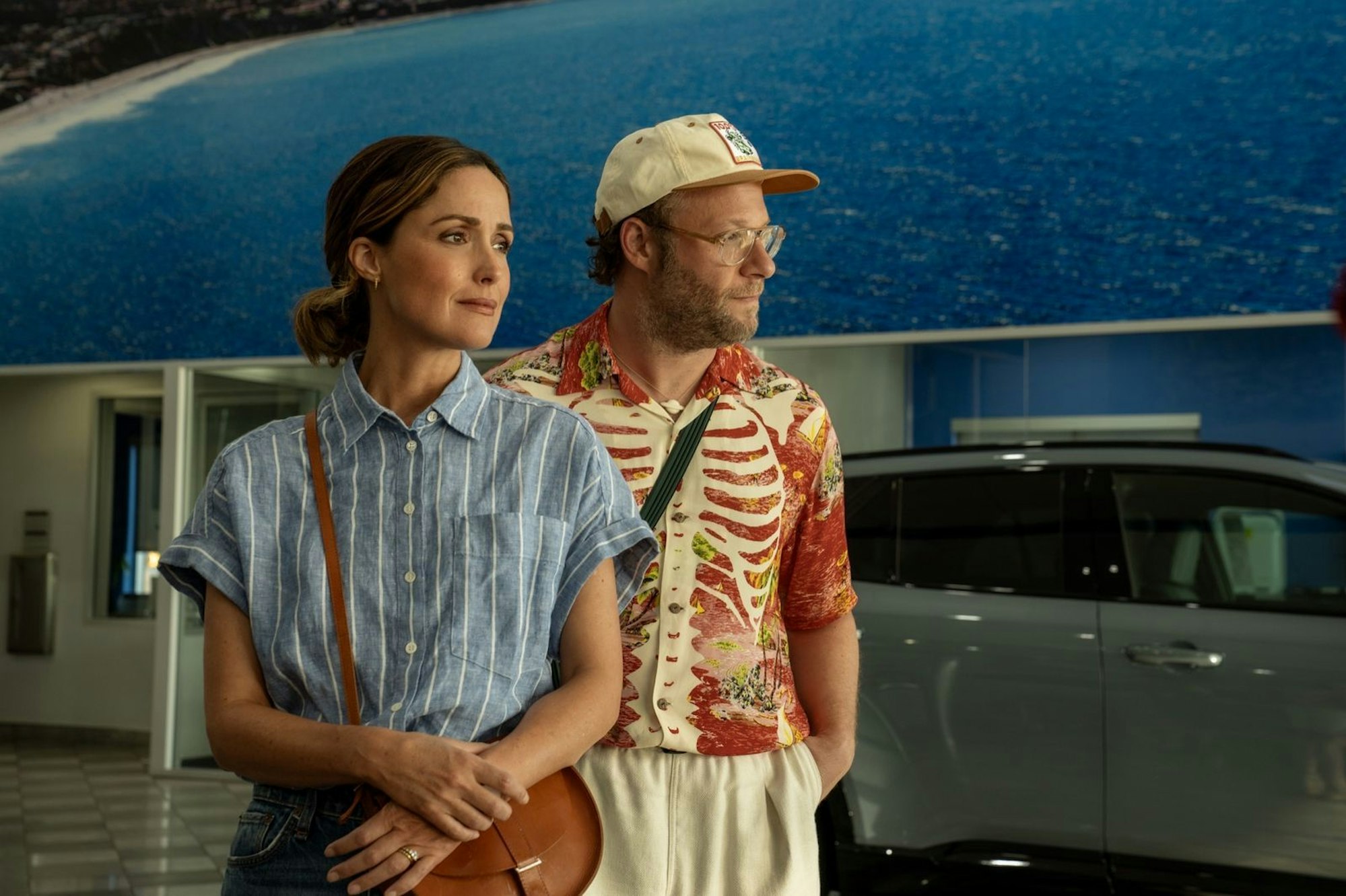 Sylvia (Rose Byrne) erträgt es gerne, dass sich Will (Seth Rogen) als alternder Hipster verkleidet. (Bild: © Apple TV +)