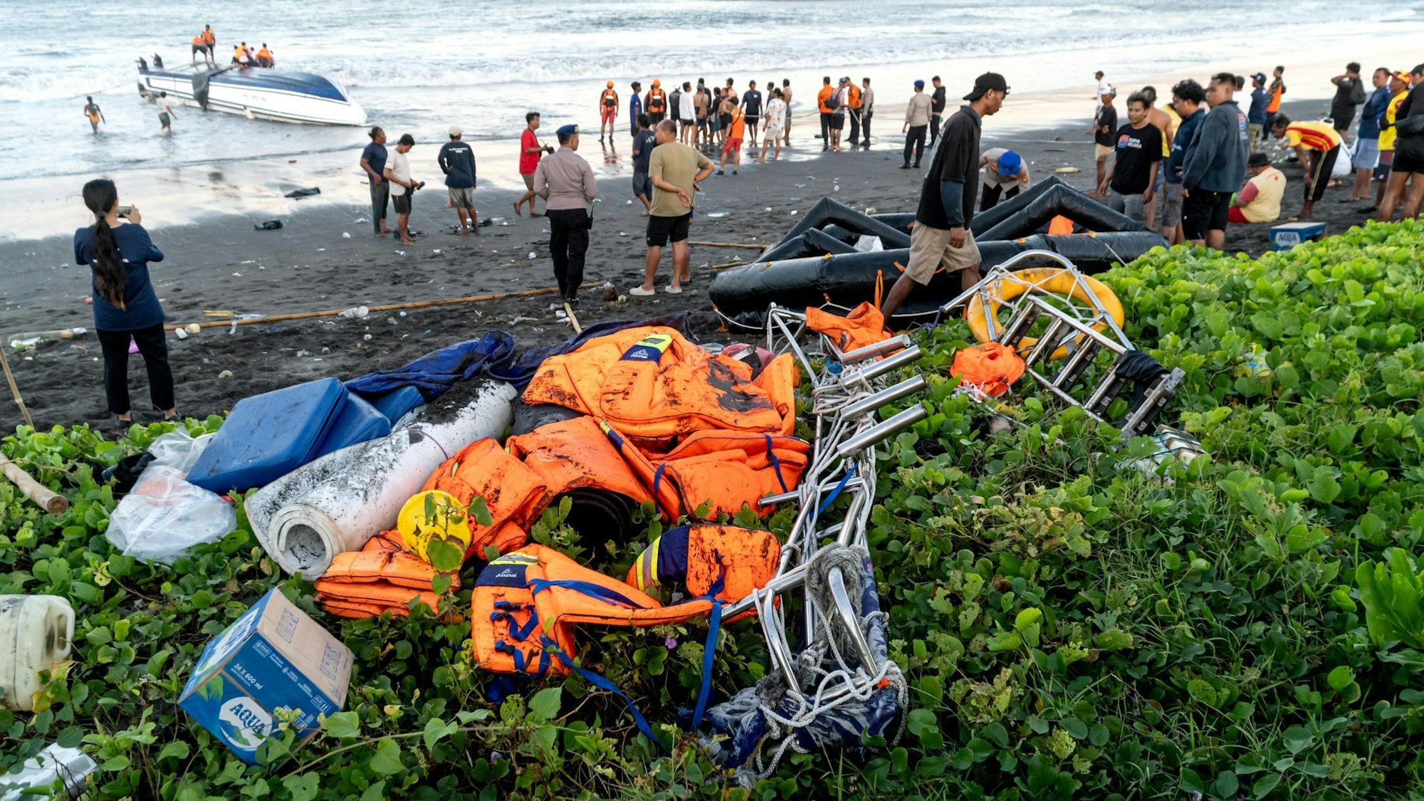 Vor der indonesischen Insel Bali ist ein Touristenboot gekentert.