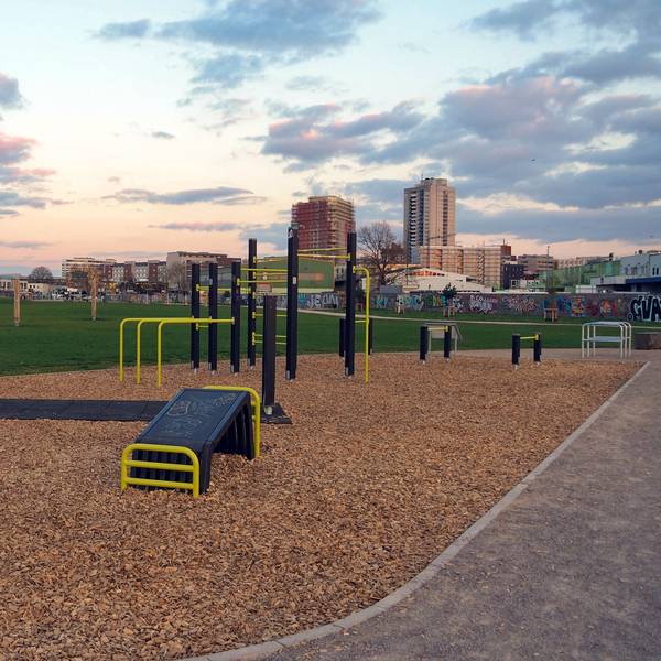 Eine Fitnessparcours erstreckt sich in einem neu angelegten Park.