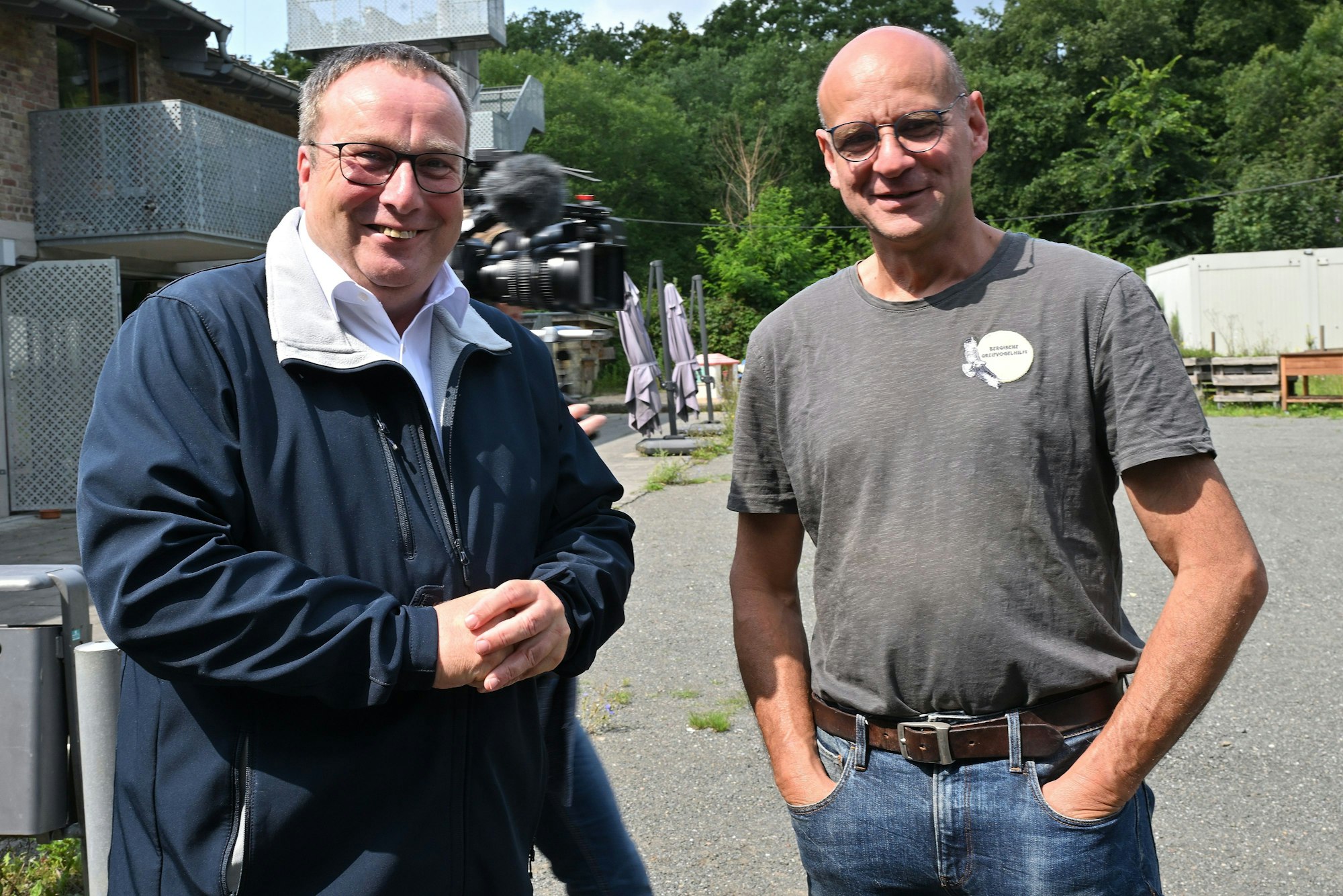 NRW-Umweltminister Oliver Krischer (l.) informierte vor Ort über die verstärkte Landesförderung für die Rösrather Greifvogelstation - zur Freude von Dirk Sindhu von der Bergischen Greifvogelhilfe.