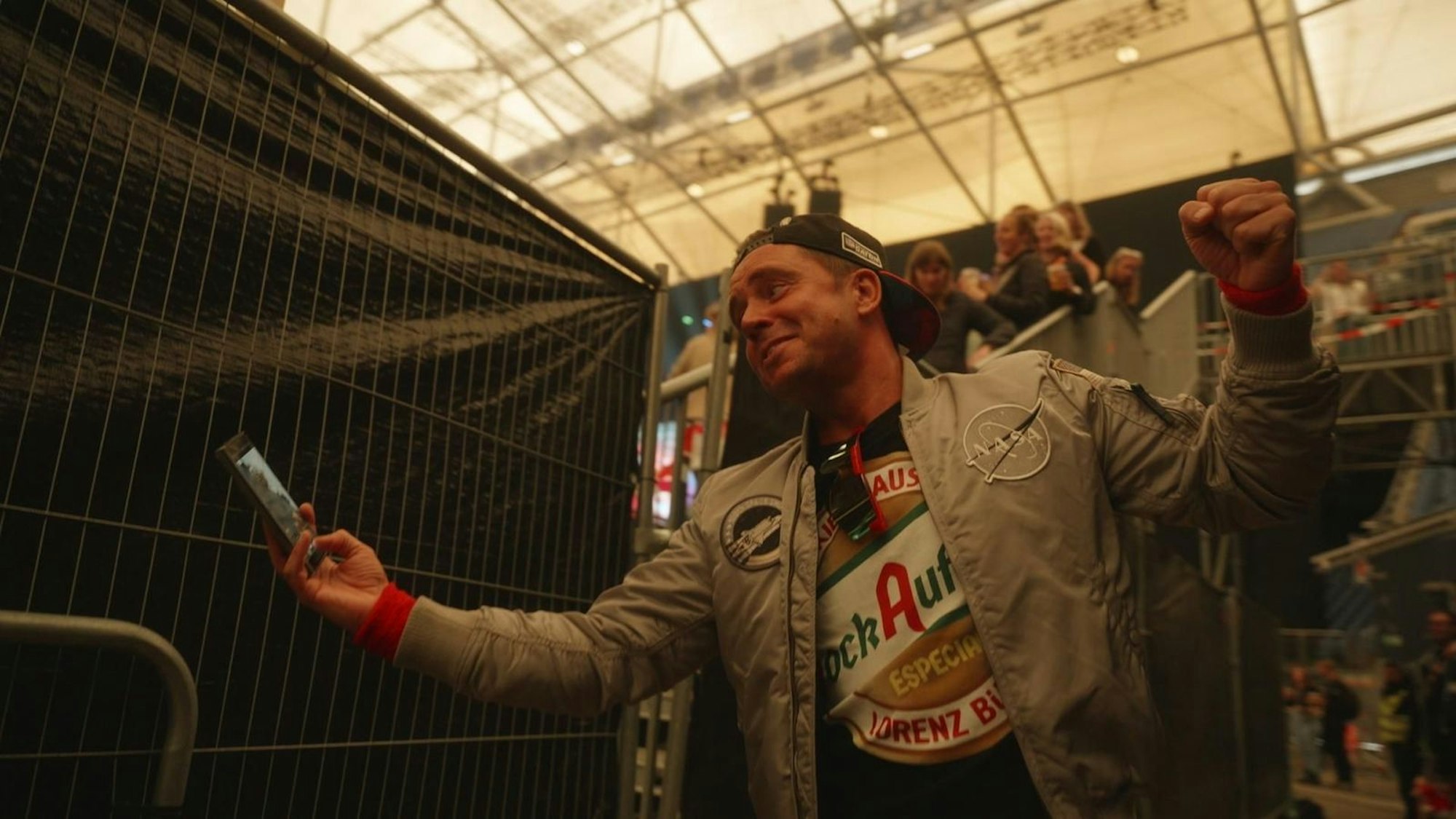 Die Auftritte sind für Lorenz Büffel kraftraubend, machen aber offenbar immer noch Spaß. (Bild: Kabel Eins)