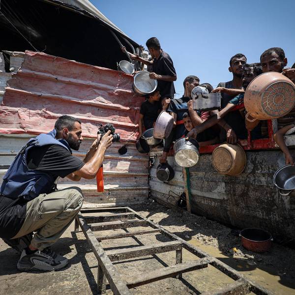 Anas Zeyad Fteha fotografiert Menschen vor einer Essensausgabe im Gaza-Streifen.