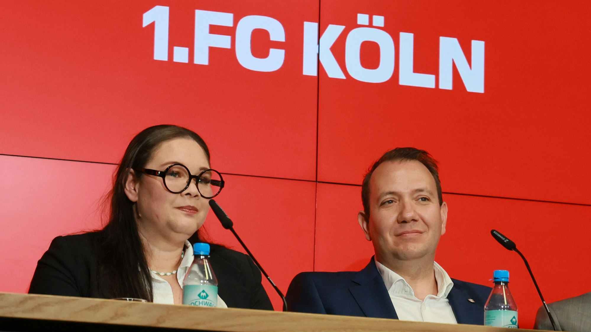 1. FC Köln, Pressekonferenz, der Mitgliederrat mit dem Vorsitzenden Fabian Schwab (rechts) und seine Stellvertreterin Stacy Krott (links) stellen ihre Kandidaten für den im Herbst zu wählenden Vorstand vor: Jörn Stobbe als Präsident, Prof. Dr. Ulf Sobek und Dr. Jörg Alvermann als Vizepräsidenten, 11.06.2025, Bild: Herbert Bucco