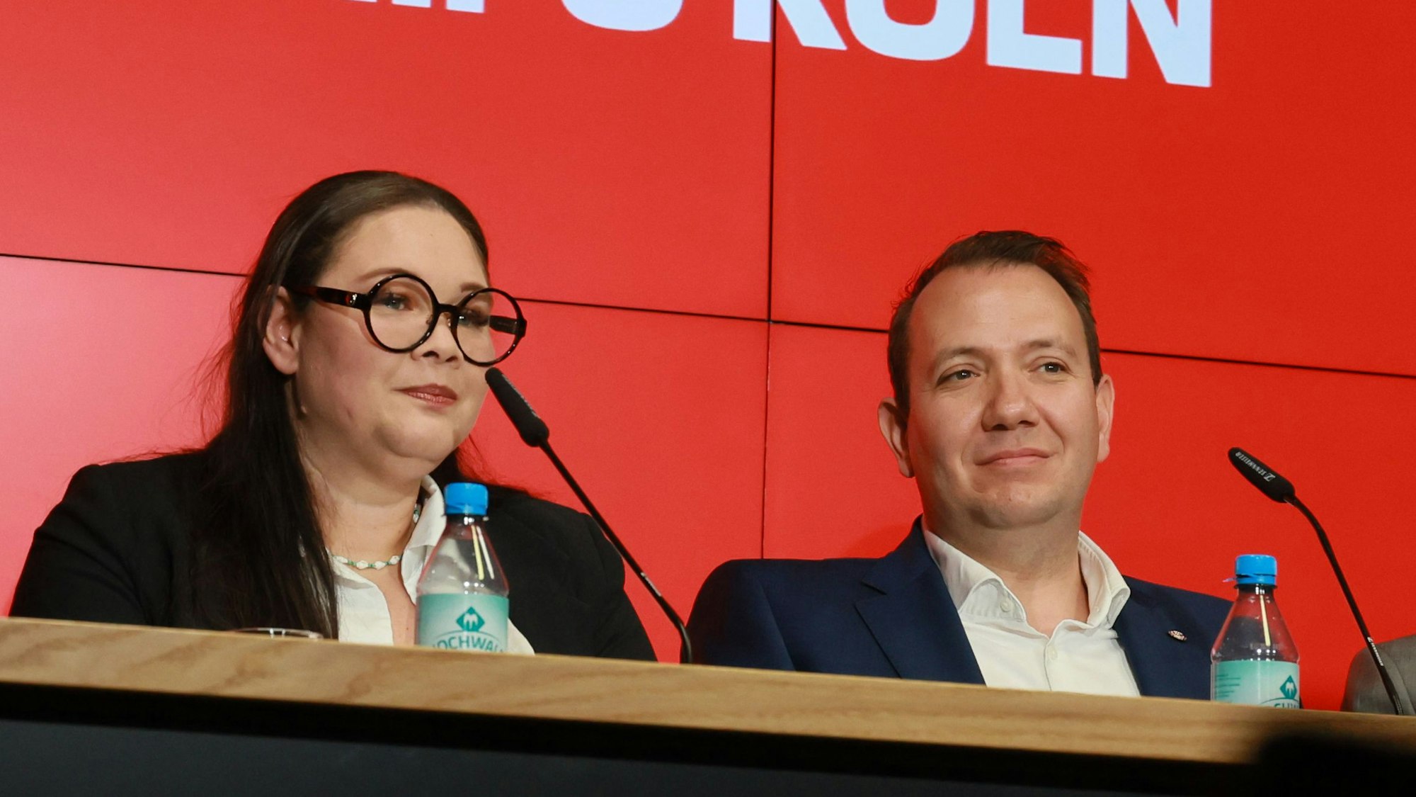 1. FC Köln, Pressekonferenz, der Mitgliederrat mit dem Vorsitzenden Fabian Schwab (rechts) und seine Stellvertreterin Stacy Krott (links) stellen ihre Kandidaten für den im Herbst zu wählenden Vorstand vor: Jörn Stobbe als Präsident, Prof. Dr. Ulf Sobek und Dr. Jörg Alvermann als Vizepräsidenten, 11.06.2025, Bild: Herbert Bucco