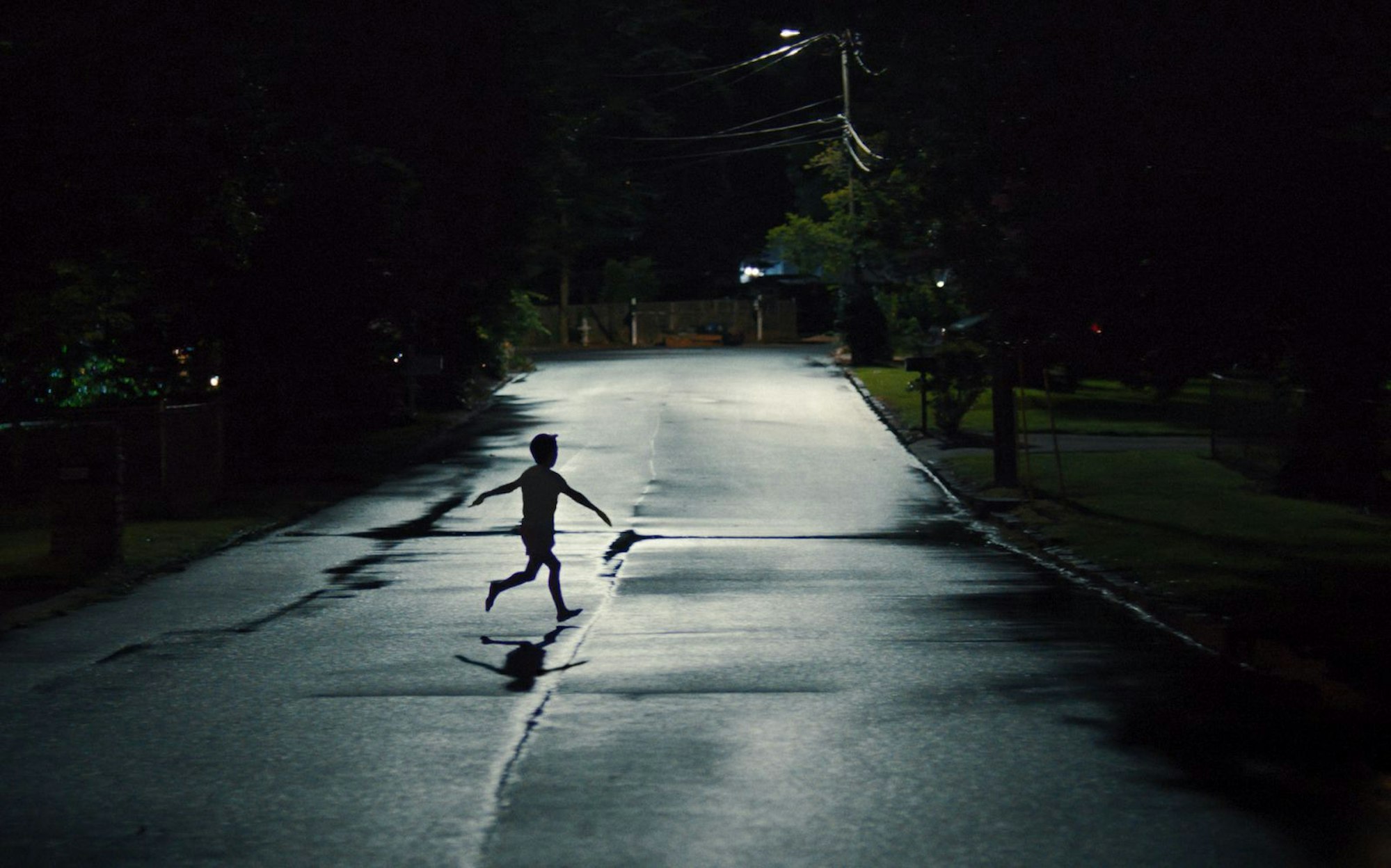 „Weapons - Die Stunde des Verschwindens“ erzählt von einer Kleinstadt, in der 17 Kinder ins Nichts verschwinden. Wo sind sie nur geblieben? (Bild: 2025 Warner Bros. Pictures)