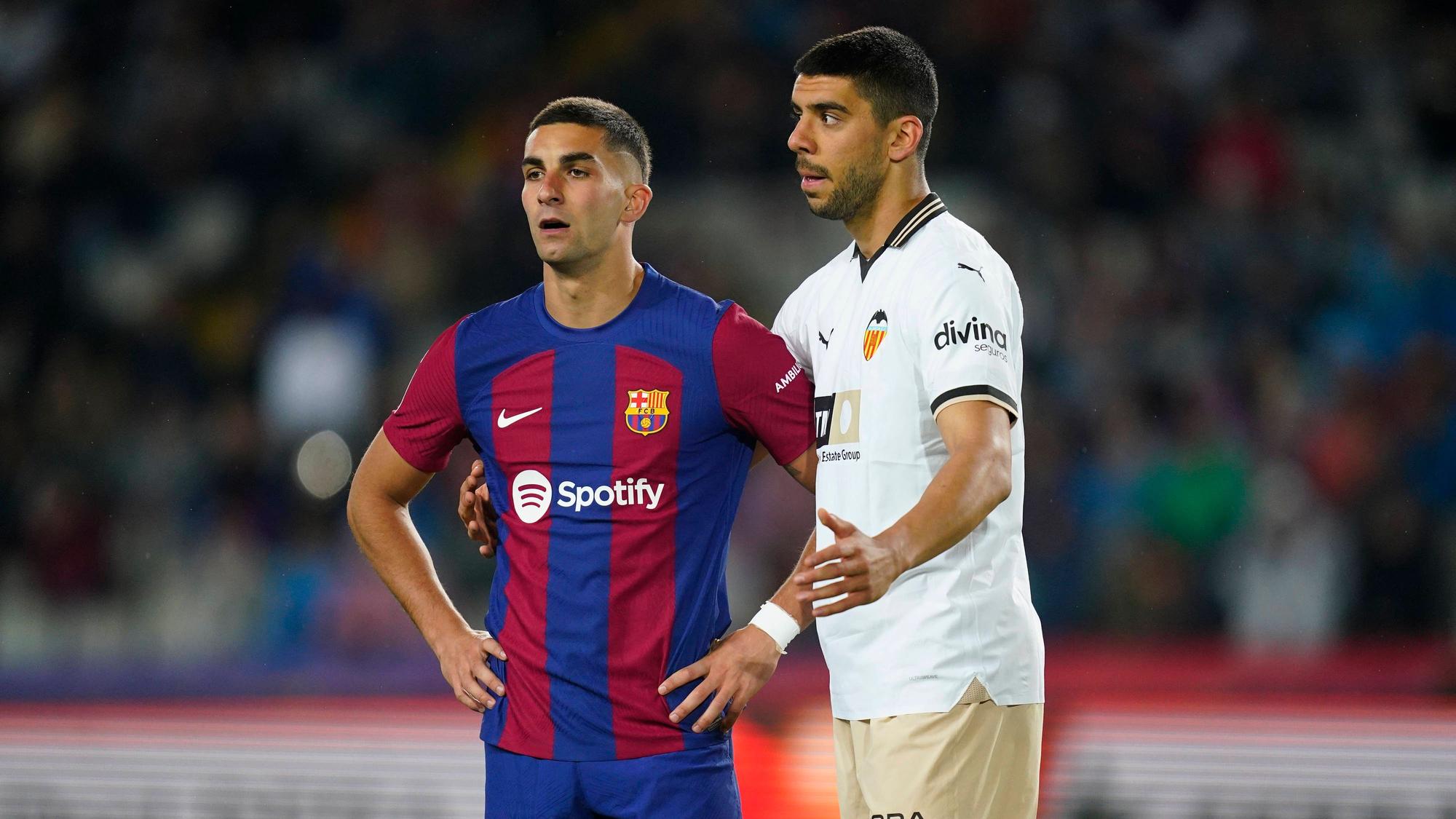 FC Barcelona, Barca - Valencia CF. La Liga EA Sports match. Date 33 Ferran Torres of FC Barcelona and Cenk Özkacar of Valencia CF during the La Liga EA Sports match between FC Barcelona and Valencia CF and played at Lluis Companys Stadium on April 29, 2024 in Barcelona, Spain. kpng Copyright: xSergioxRuizx/xPRESSINPHOTOx PS_240429_081