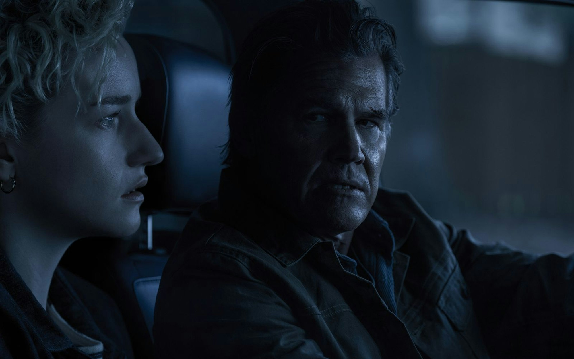 Was hat Lehrerin Justine (Julia Garner) mit dem Verschwinden der Kinder zu tun? Archer (Josh Brolin) und der Rest der Stadt wollen Antworten. (Bild: 2025 Warner Bros. Pictures)