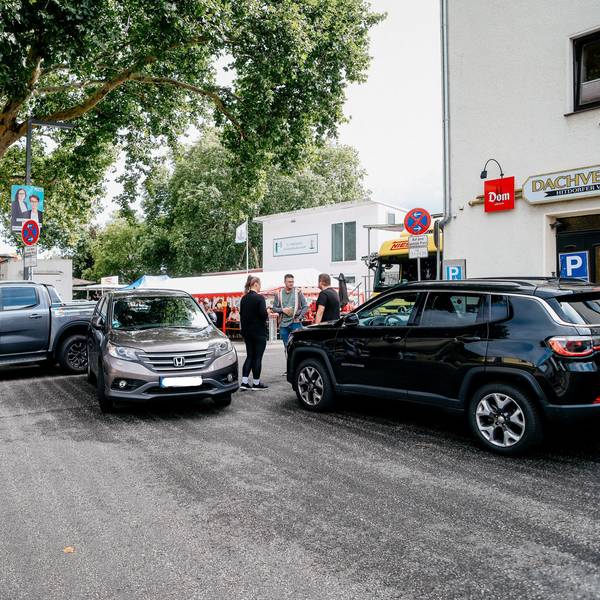 Die Zufahrt zur Hitdorfer Kirmes musste mit Privatfahrzeugen blockiert werden