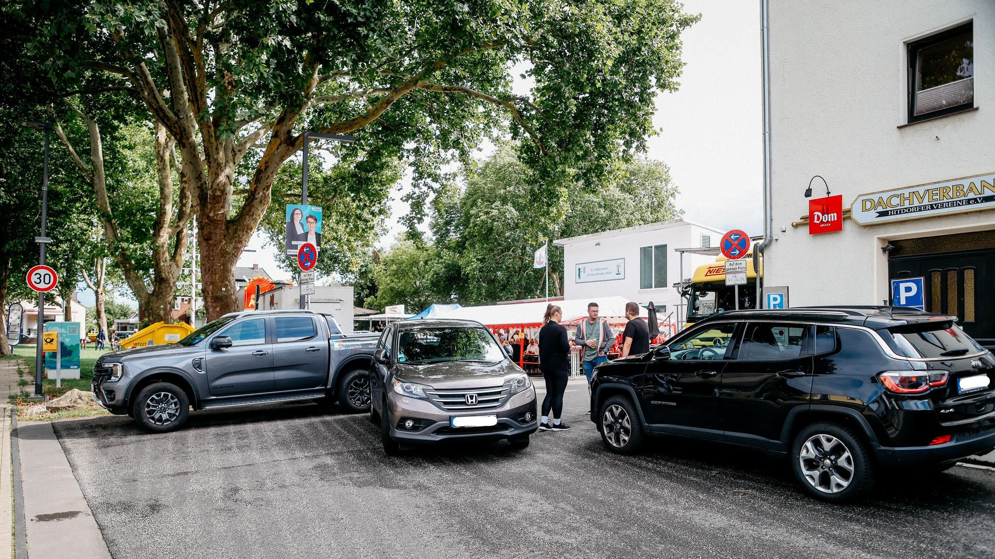 Die Zufahrt zur Hitdorfer Kirmes musste mit Privatfahrzeugen blockiert werden