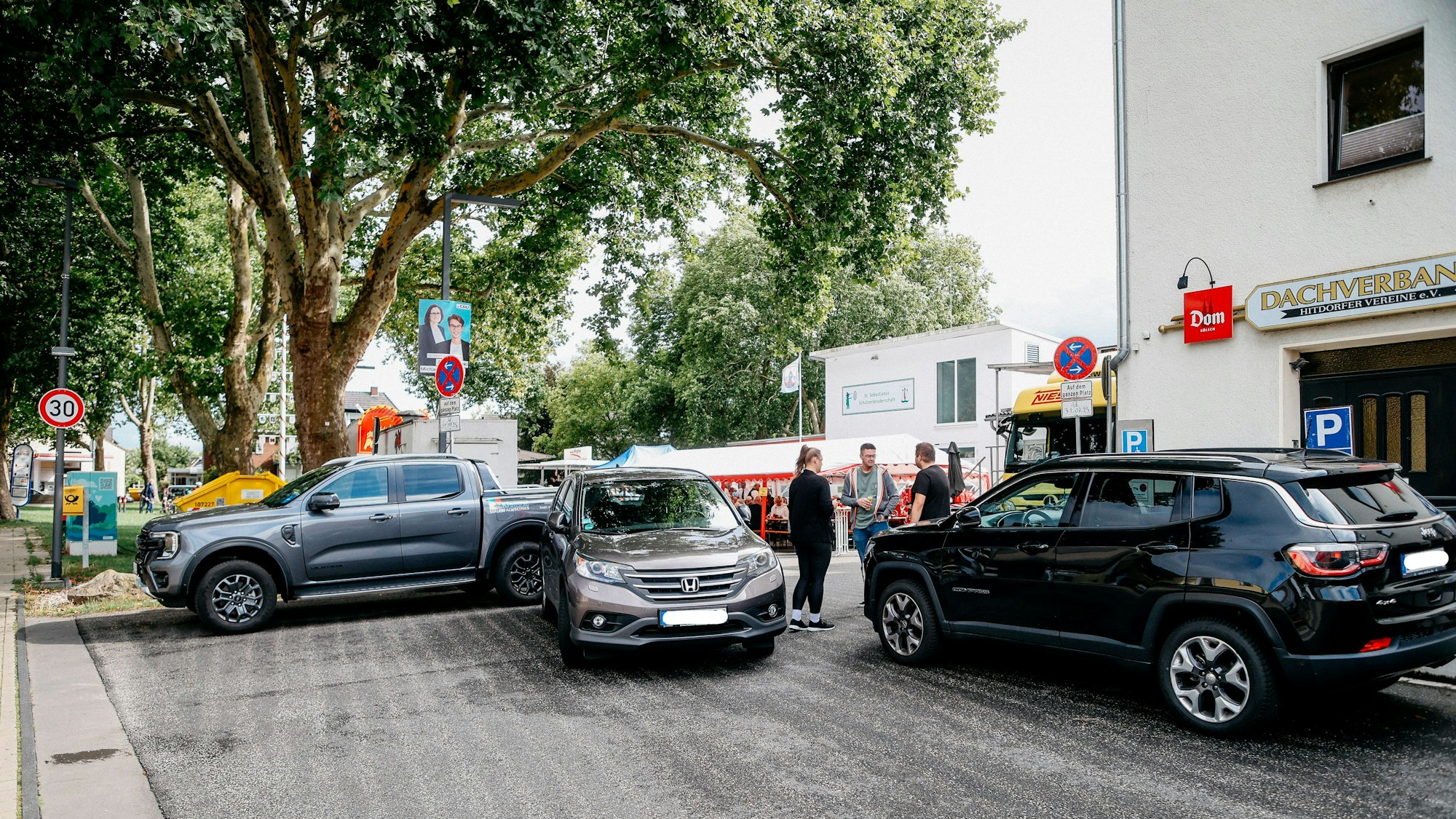 Die Zufahrt zur Hitdorfer Kirmes musste mit Privatfahrzeugen blockiert werden