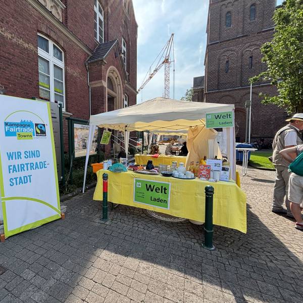 Stand der „Fairkostung“ in der Schlebuscher Fußgängerzone.