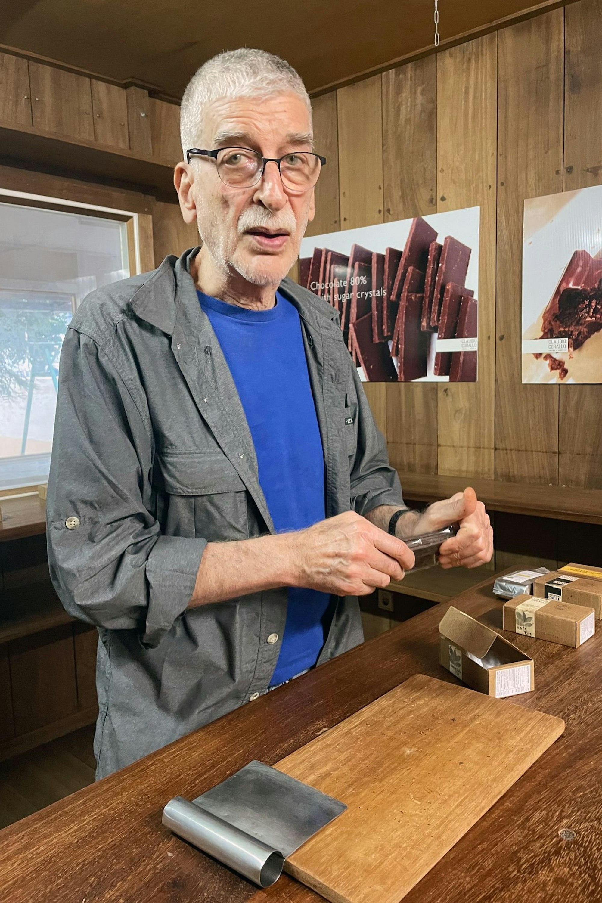 Schokoladen-Produzent Claudio Corallo bei einer Verkostung in seiner Manufaktur in São Tomé.