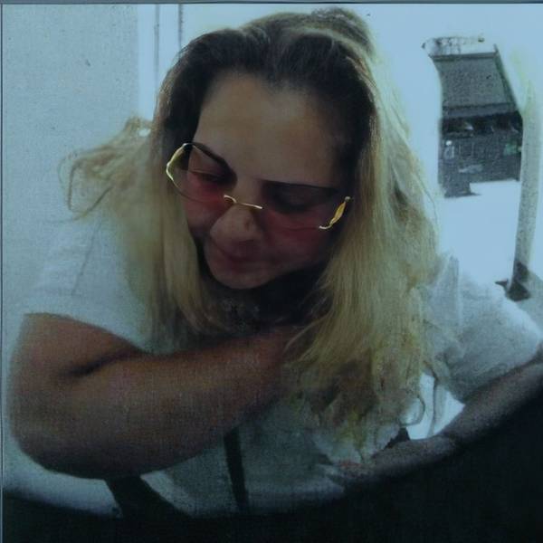 Das Fahndungsfoto zeigt eine Frau mit blonden Haaren und Brille.