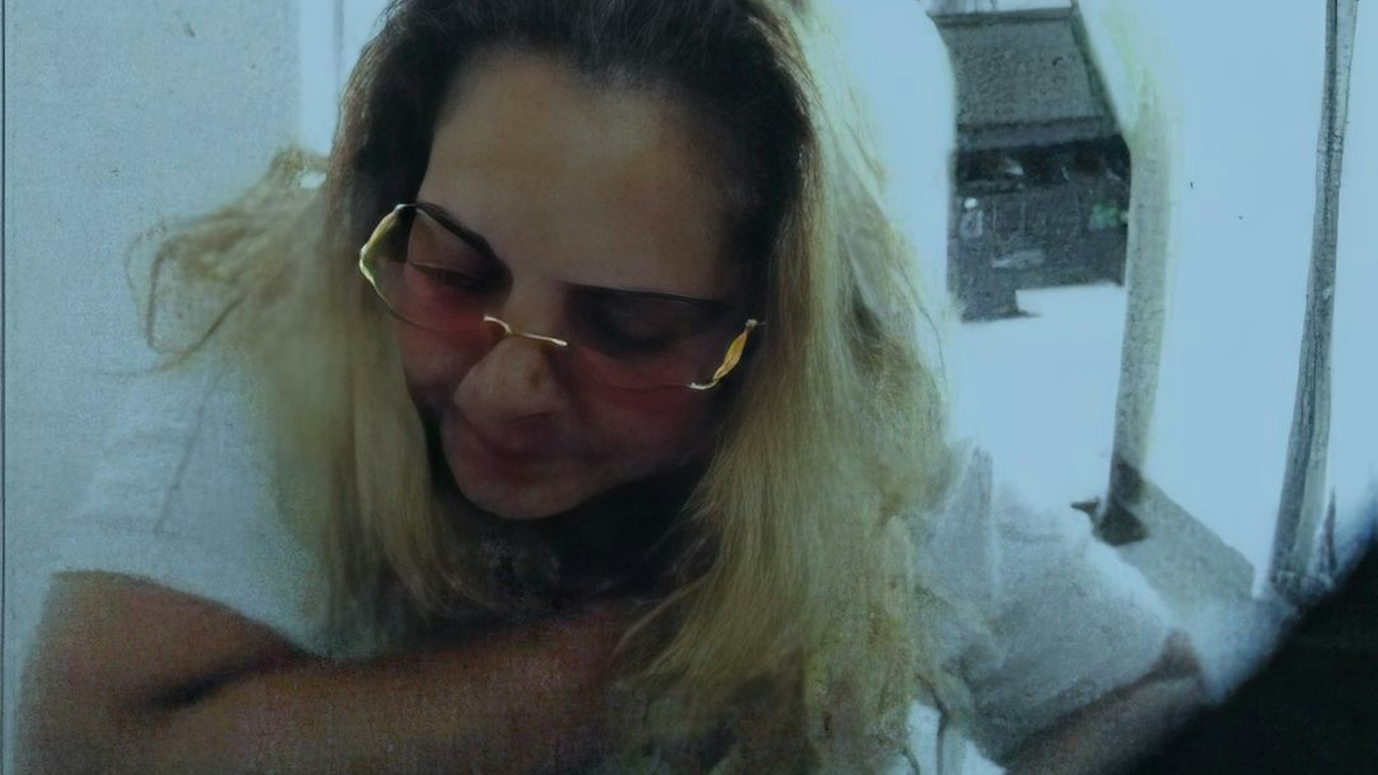 Das Fahndungsfoto zeigt eine Frau mit blonden Haaren und Brille.