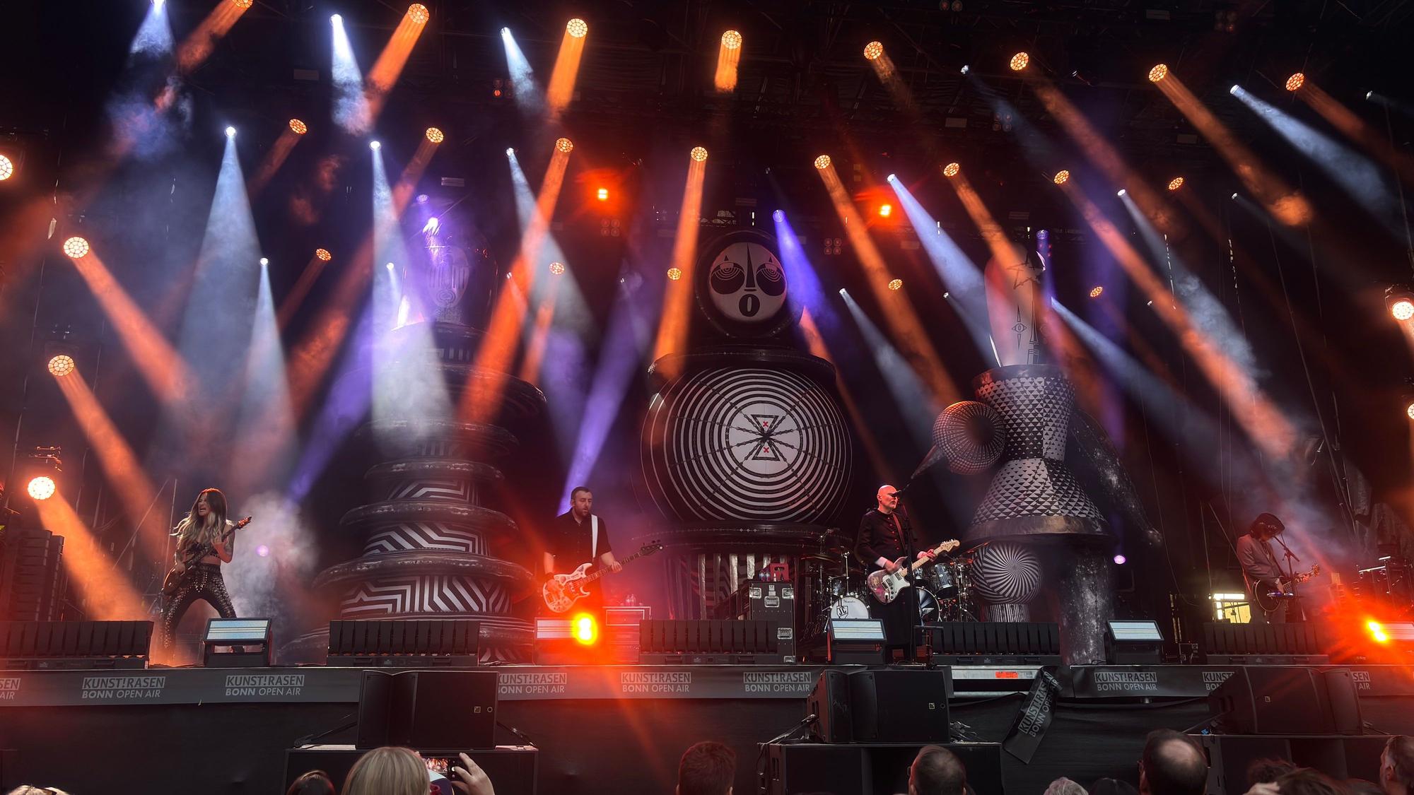 Das Bild zeigt die Band The Smashing Pumpkins bei ihrem Auftritt in Bonn am 5.8.2025. Foto: Kevin Goonewardena