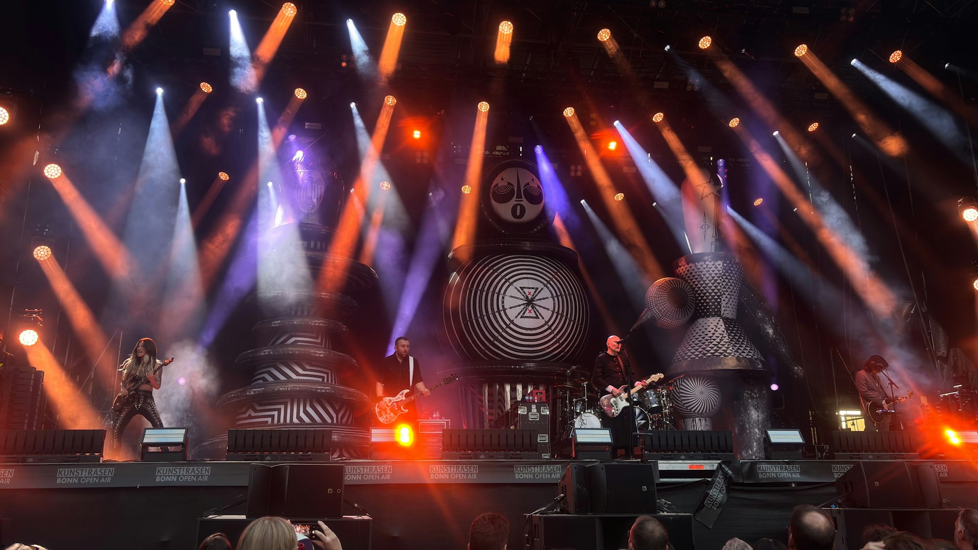 Das Bild zeigt die Band The Smashing Pumpkins bei ihrem Auftritt in Bonn am 5.8.2025. Foto: Kevin Goonewardena