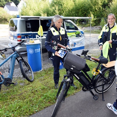 Die Beamtinnen der Verkehrsunfallprävention klärten die Radfahrer über Risiken im Verkehr auf.