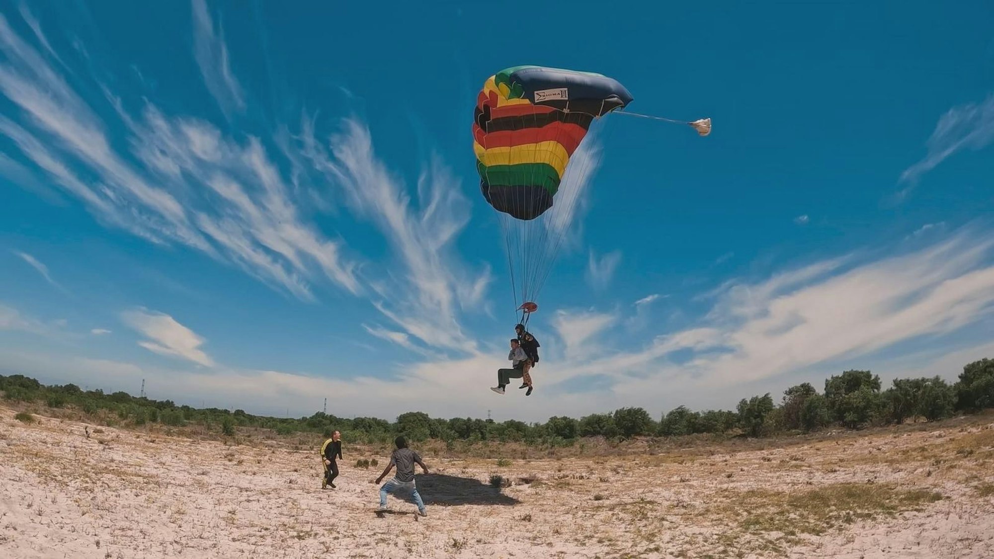 Viel Adrenalin ist beim Fallschirm-Date im Spiel. (Bild: RTL)