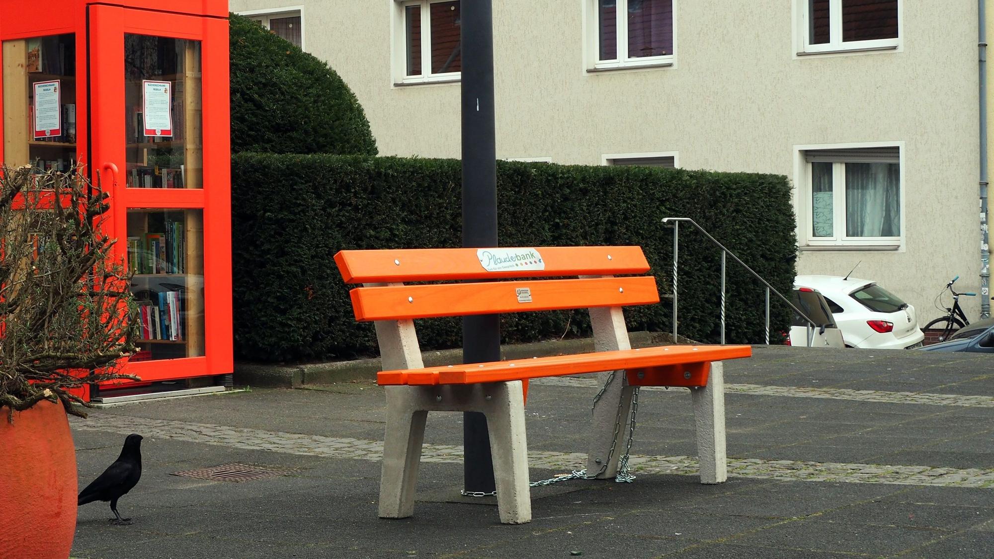 Vor der Kirche St. Pius im Gottesweg in Zollstock steht seit Kurzem eine Plauderbank.