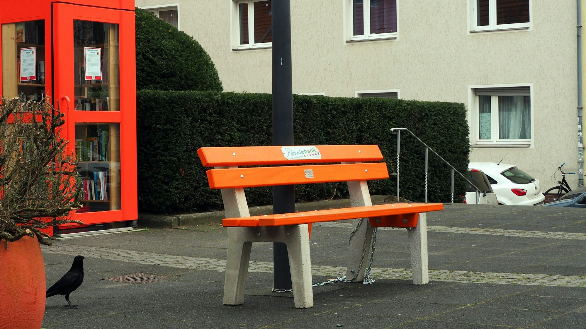 Vor der Kirche St. Pius im Gottesweg in Zollstock steht seit Kurzem eine Plauderbank.