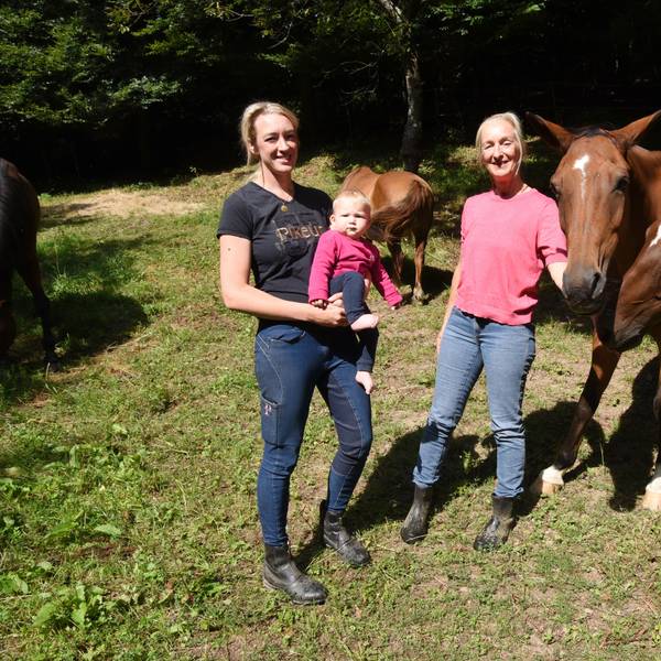 Glückliche Pferde machen auch sie glücklich: Heike Dilger mit ihrer Tochter und Enkeltochter in Morsbach-Ellingen.