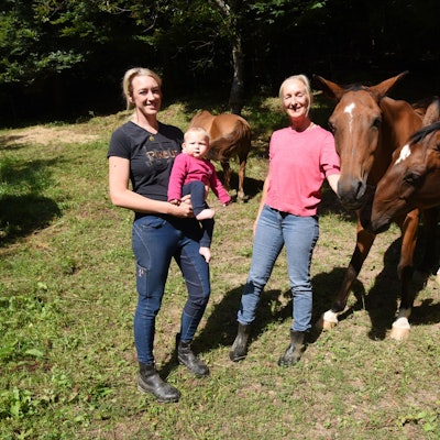 Glückliche Pferde machen auch sie glücklich: Heike Dilger mit ihrer Tochter und Enkeltochter in Morsbach-Ellingen.