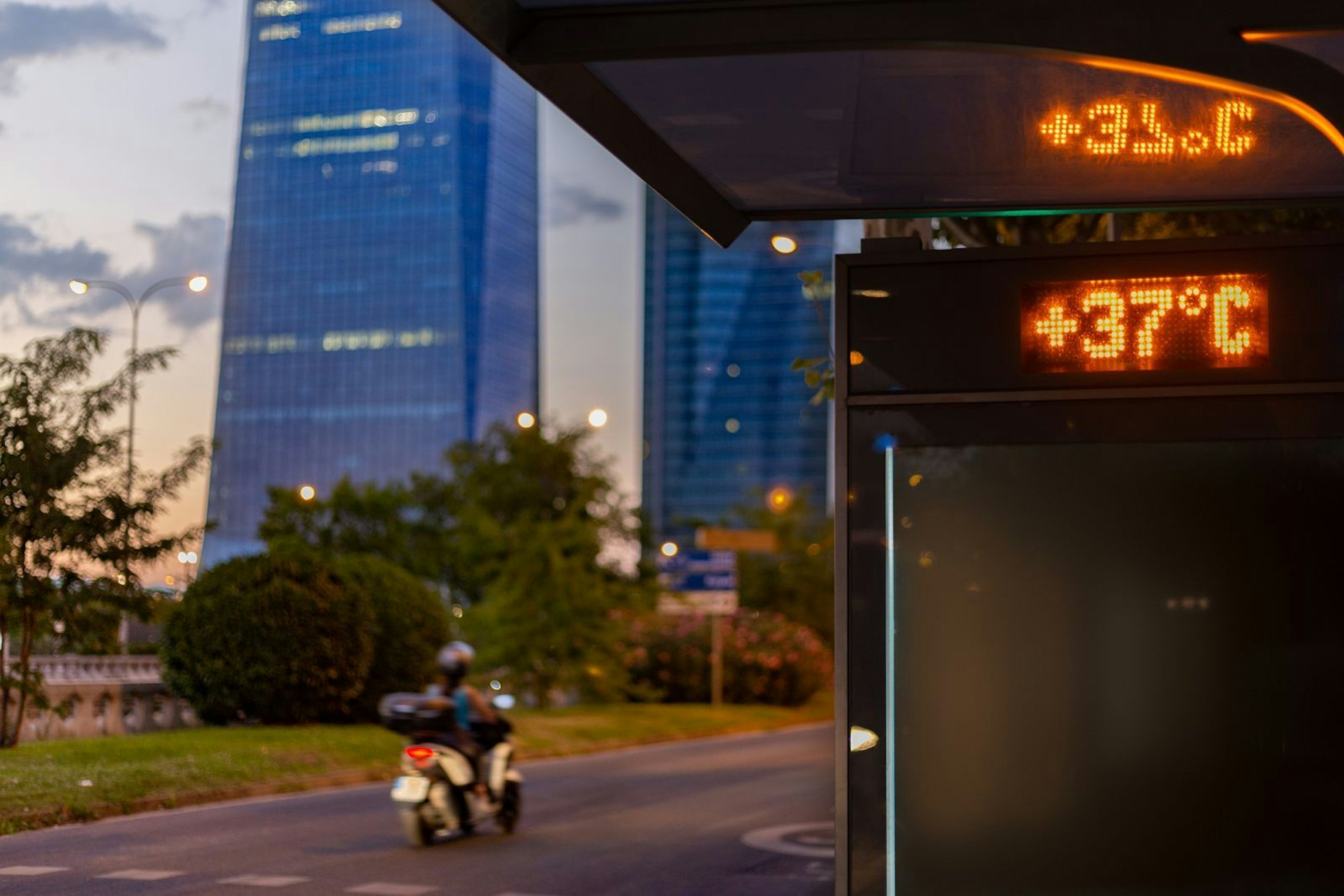 Selbst bei Sonnenuntergang zeigt ein Thermometer an einer Bushaltestelle in Madrid noch 37 Grad an. (Bild: iStock/Jose Gonzalez Buenaposada)