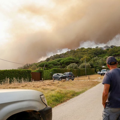 05.08.2025, Spanien, Cádiz: Aus dem Wald bei La Peña steigt Rauch auf. Die Gäste des Campingplatzes Torre de la Peña in Tarifa wurden wegen des Brandes evakuiert. Das Feuer soll durch ein brennendes Wohnmobil ausgelöst worden sein. Foto: Nono Rico/EUROPA PRESS/dpa +++ dpa-Bildfunk +++