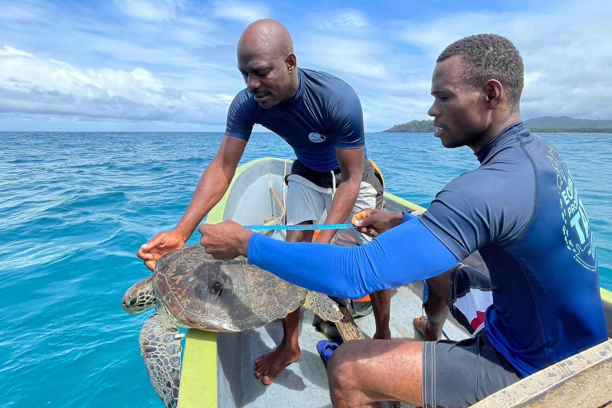 Mitarbeiter des Schildkrötenschutzprojekts Tato im Süden São Tomés vor der Insel Rolas.